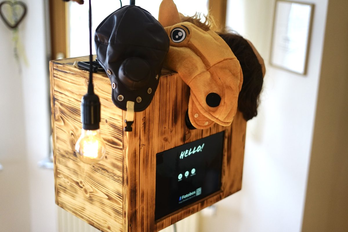 Fotobox mit lustigen Requisiten, Pferdekopf und Lederkappe