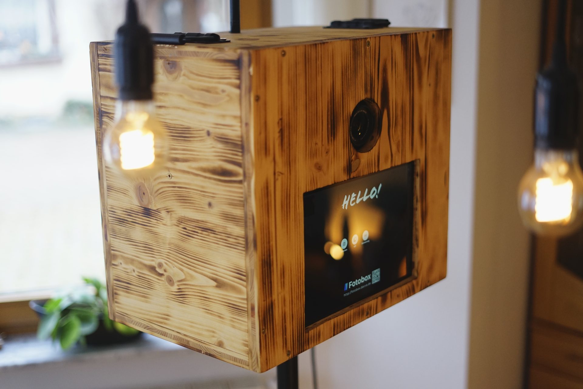 Die handmade Fotobox aus Holz mit warmem Licht und Touchscreen